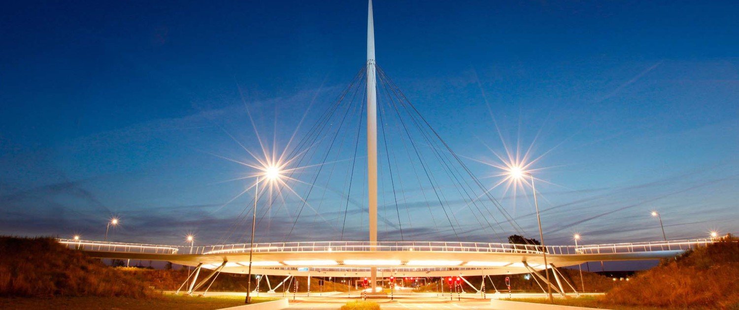 hovenring Eindhoven, view by night, cycle bridge, pyloonbridge design by ipv Delft