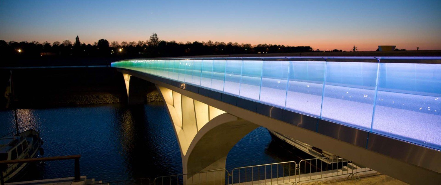 Weerdsprong bridge Venlo, side view by night, bridge design by ipv Delft, translucent fences