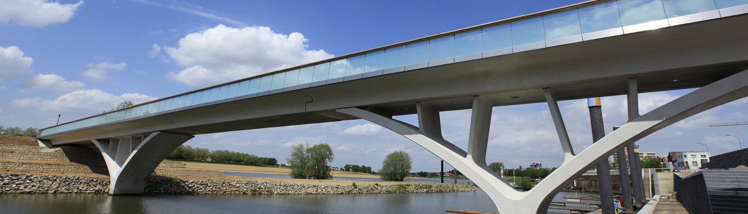 Weerdsprong concrete bridge, modern glass fences, bridge design by ipv Delft