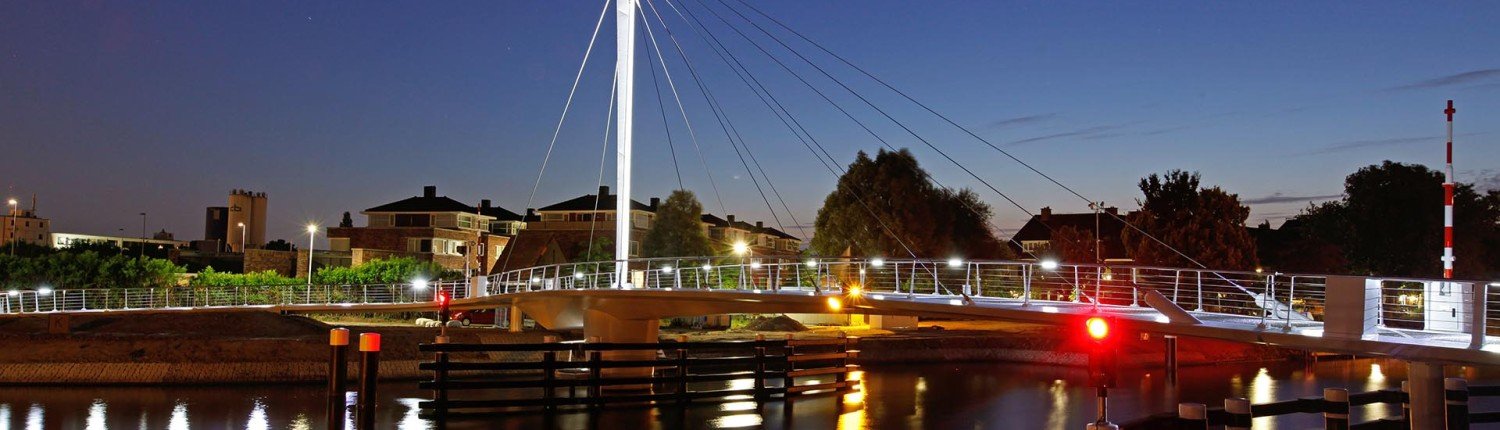 Swing bridge Rijswijk, bridge design by ipv Delft, side view by night