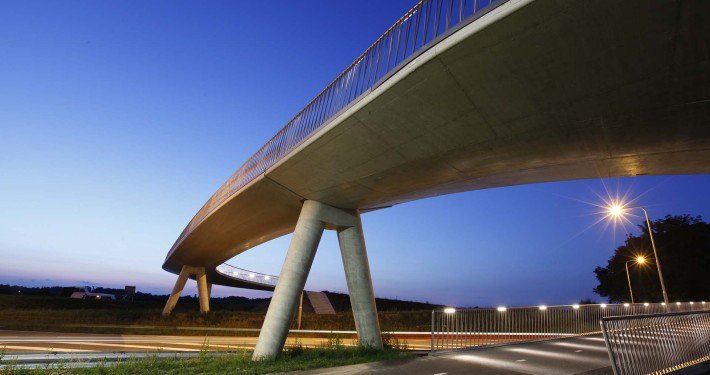 Heerhugowaard bicycle bridge, lower view by night, bridge design by ipv Delft