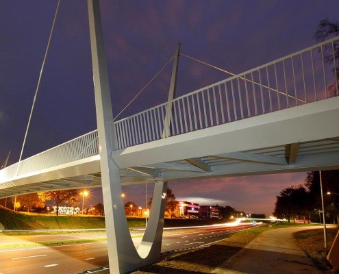parabolic bridge Ovonde rondweg Emmen, white painted traffic bridge, bridge design by ipv Delft
