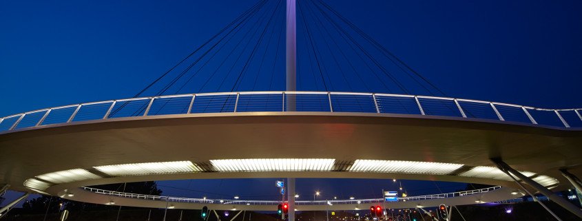 Hovenring Eindhoven cyclebridge, circle shaped bridge above highway, design of the bridge by ipv Delft