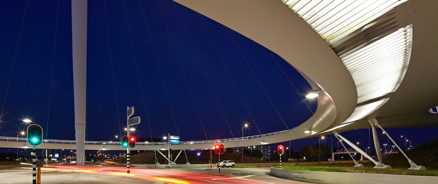 view by night of Hovenring eindhoven, cycle bridge with pilar in the center, design by ipv Delft